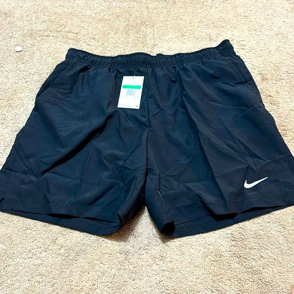 NWT Men’s Nike dri fit running training shorts. Size XL. WITH POCKETS.